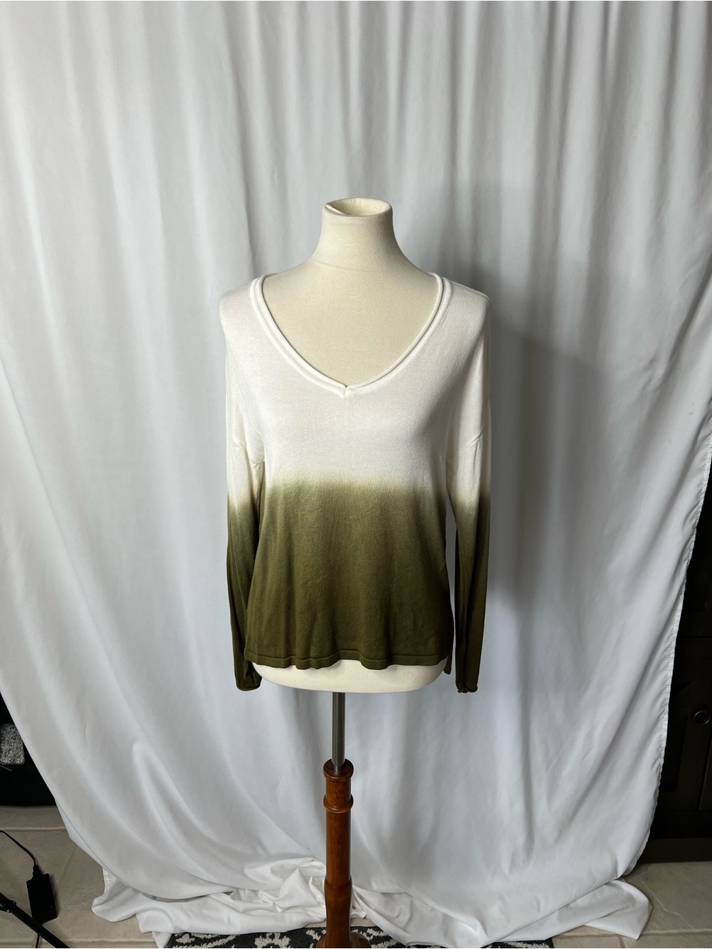 VENUS Ombre Lightweight Sweater Top – Size Large 🤍💚